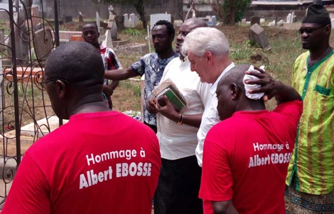 Hommage: Hugo Broos dans la famille d?Albert Ebossé