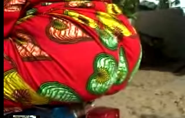 La grosse, le benskineur et la moto ... Regardez