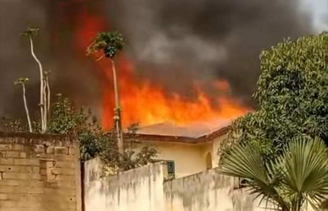 Villes mortes ? Banyo : les maisons du SGA de la Pr?sidence Mohamadou Moustapha et de son frère incendi?es par les populations