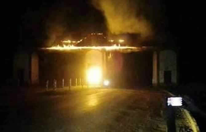 La porte d'entrée de Foumban ravagée par les flammes 