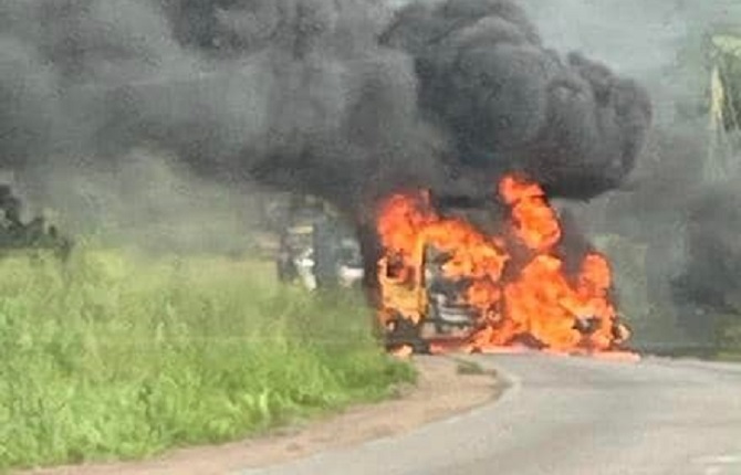 Cinq morts dans un accident de circulation entre un camion et une voiture de tourisme près d'Edéa