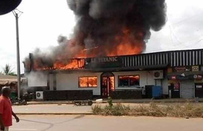 Le Snack Bar LE TITANIC en flammes