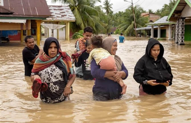 Sumatra sous les eaux : Le bilan macabre des intempéries dépasse les 80 morts, la course contre la montre est lancée