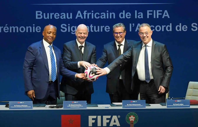 Gianni Infantino sous le feu : les Arabes le soutiennent, la Suisse le lâche, un lanceur d’alerte le traite de « cancer du football »