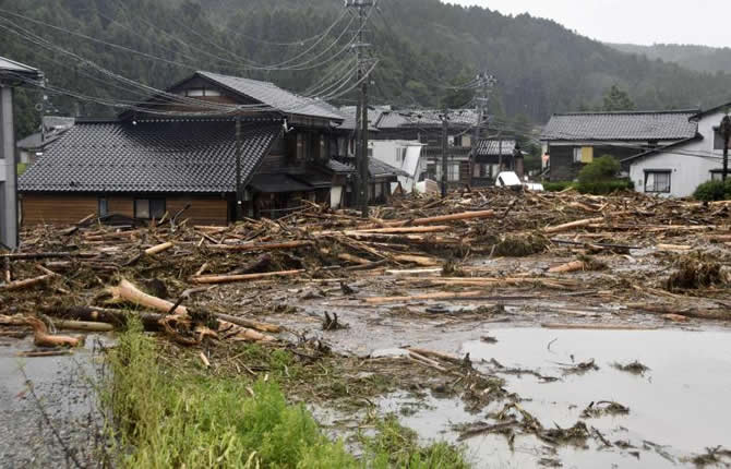 Japon : 350 mm d'eau en 48h, 10 morts – un jeune tué par son propre générateur, des voitures englouties