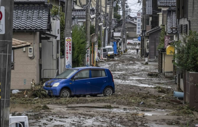 Inondations meurtrières en Asie, typhon au Japon, tirs en France : le lourd bilan des intempéries et faits divers