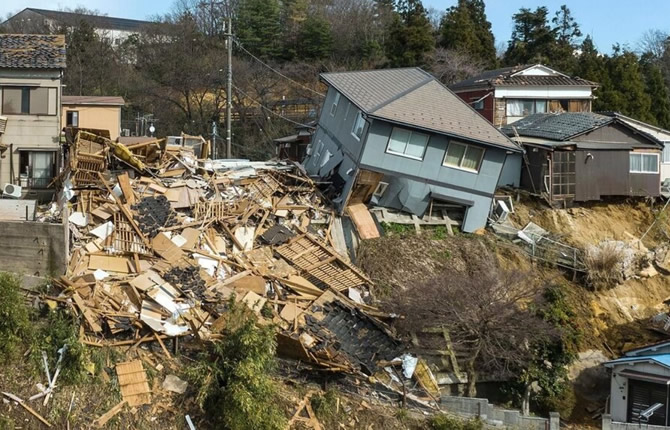 Japon : le bilan du violent séisme grimpe à 30 morts, les secours livrent une bataille contre le temps à Kumamoto