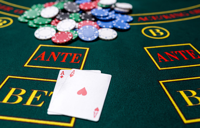 Comment mémoriser la stratégie de base au blackjack avec une grille et des cartes mémoire
