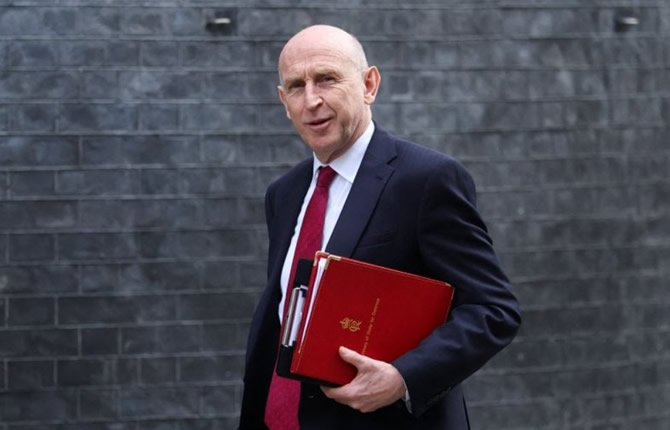 John Healey claque la porte : 