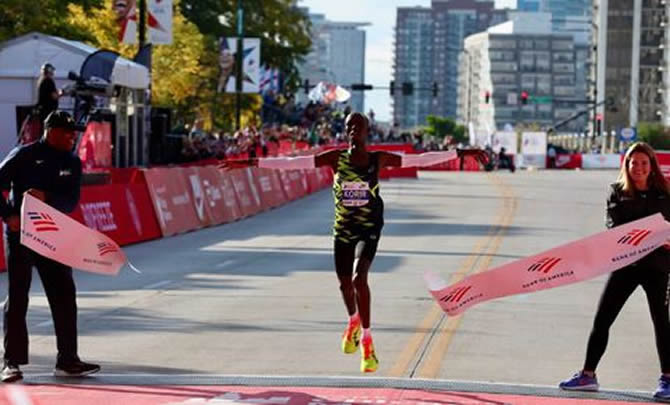 Le marathon de Chicago remporté par le coureur Kenyan John Korir 