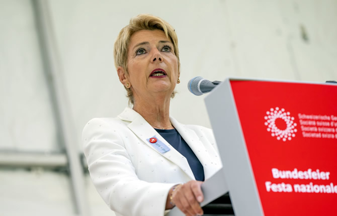 Suisse-USA : Keller-Sutter ignor?e par Trump, Berne riposte avec les F-35 et mise sur Infantino