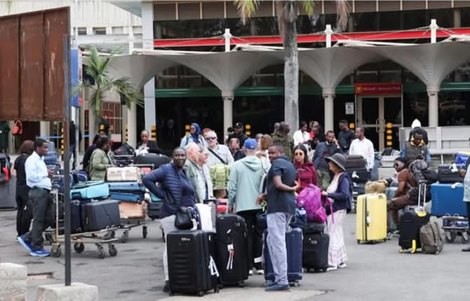 Grève au Kenya : cauchemar pour des milliers de passagers, l'aéroport de Nairobi paralysé