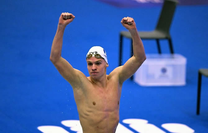 L?on Marchand entre dans la lâgende : le Français pulv?rise le record du monde du 200 m 4 nages