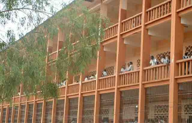 La recrudescence des relations intimes entre enseignants véreux et élèves inquiète le proviseure du Lycée Leclerc de Yaoundé