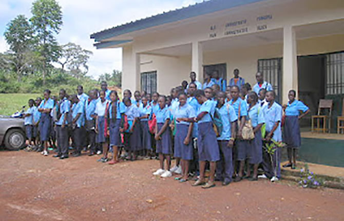 Au secours ! Professeur de lycée en danger à Mvomeka?a