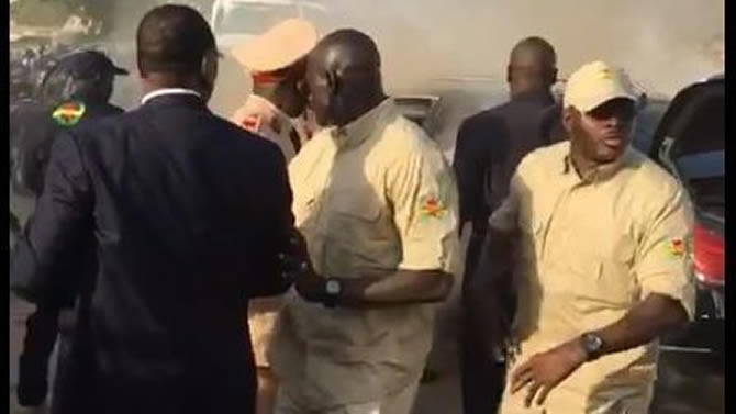 La limousine du président sénégalais Macky Sall a pris feu
