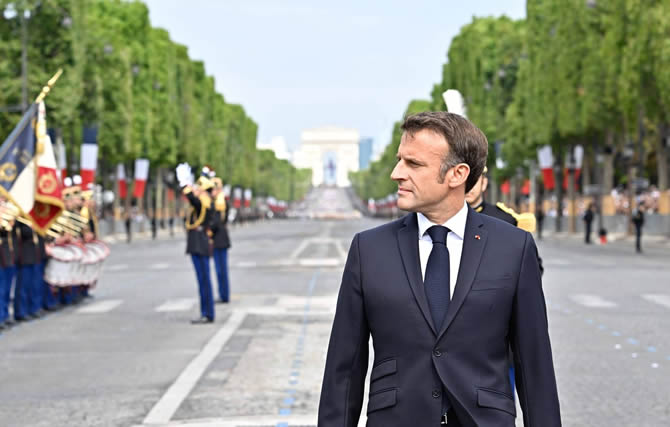 14 Juillet : Macron blindé dans sa DS 7 volante, l’armée française en mode 