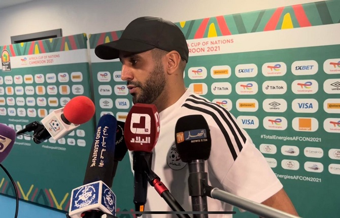 Le public de Douala aime l'attaquant algérien Riyad Mahrez 