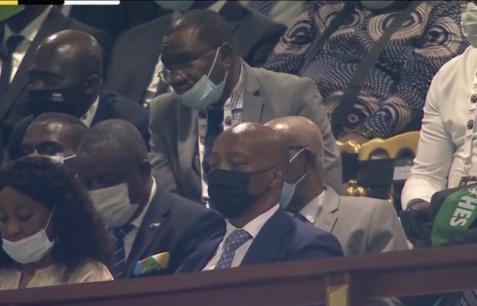Gabon ? Comores : Une vidéo du président de la CAF filmé en plein sommeil au stade