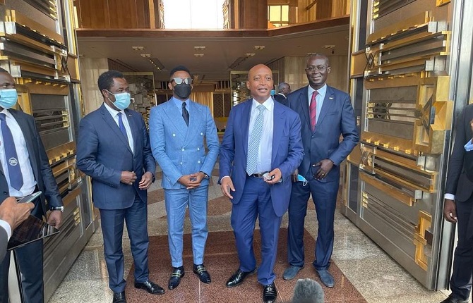 Patrice Motsepe rencontre Paul Biya à huis clos, le report de la CAN écarté