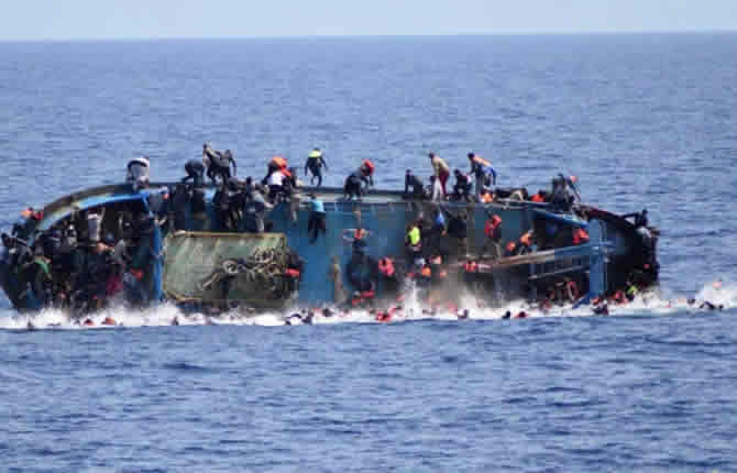 Un bateau de migrants en direction de l?Espagne fait naufrage au large du Sénégal