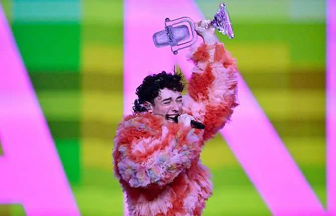 Le chanteur suisse Nemo Mettler remporte l'Eurovision