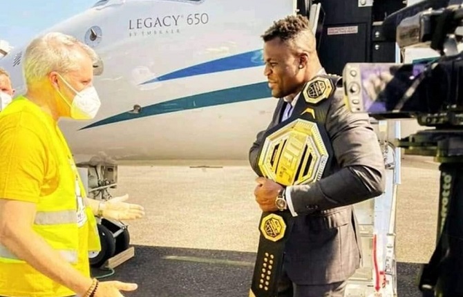 Le champion du monde des poids lourd de l'UFC Francis Ngannou est au Cameroun
