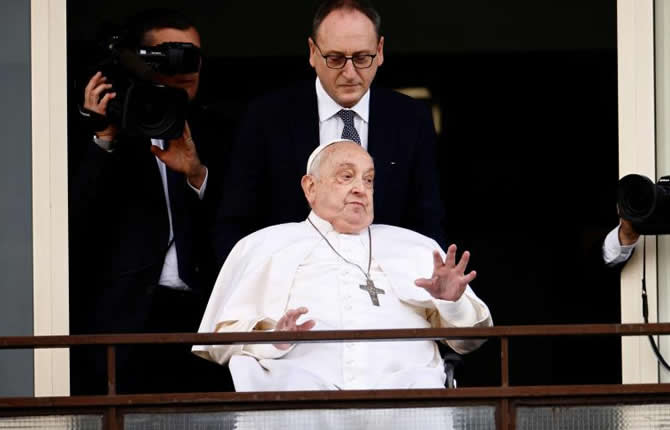 Apparition du pape devant les croyants pour la première fois depuis son hospitalisation
