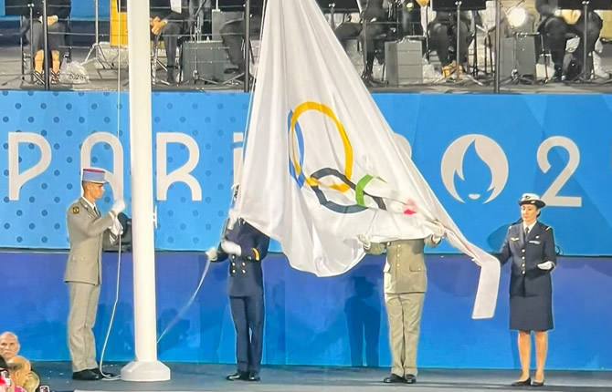 Confusion : Le drapeau olympique a ?t? hiss? ? l'envers aux JO de Paris