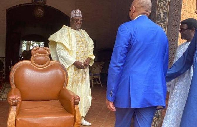 Le président de la CAF, Patrice MOTSEPE reçu par le Sultan des Bamoun