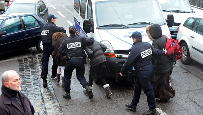 Arrestation en voiture d'un homme avec sa femme morte dans une valise