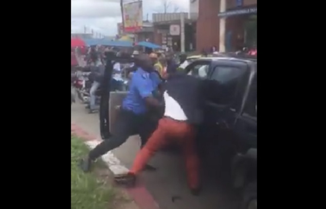 Un policier déshonore la police camerounaise ce matin à Bessengue