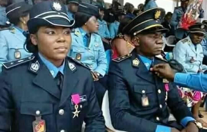 Deux policiers héroïques décorés au Cameroun 
