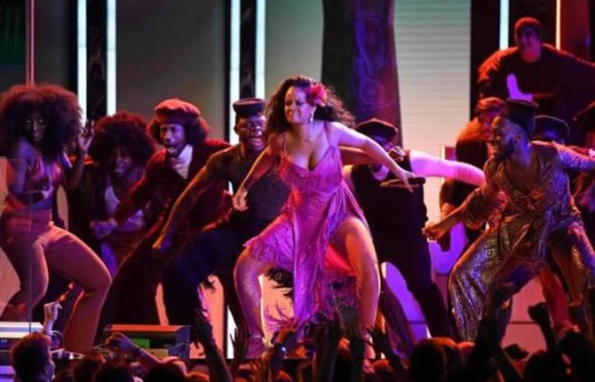 Rihanna crée la polémique avec sa danse au au Grammy 