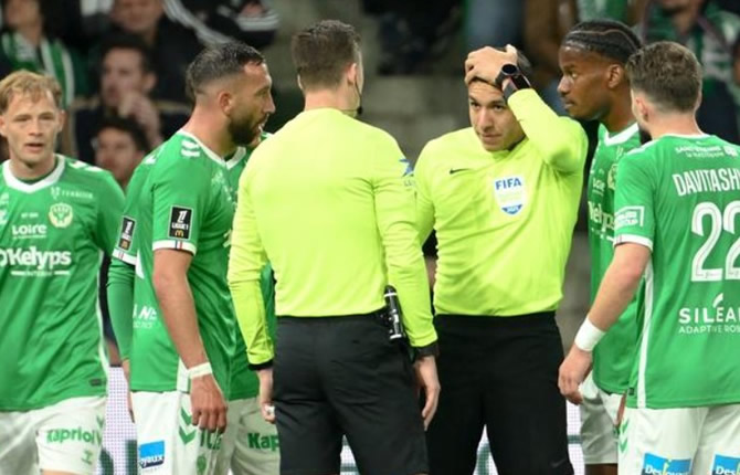 Drame et suspense au Geoffroy-Guichard : Saint-?tienne s'impose après un match interrompu
