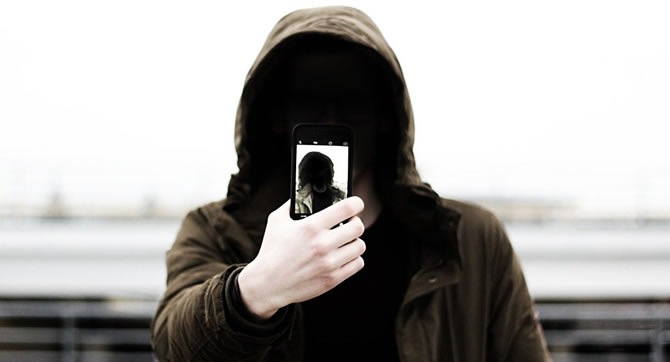 Une jeune meurtrière confondue grace à un selfie publié sur Facebook 