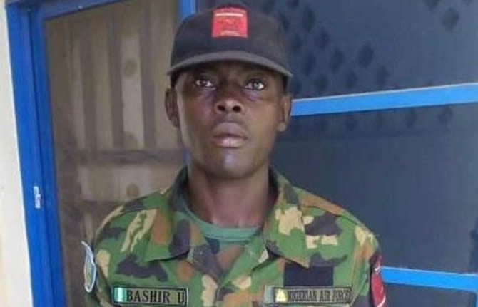 Un colis bourré d'argent liquide retourné par un soldat