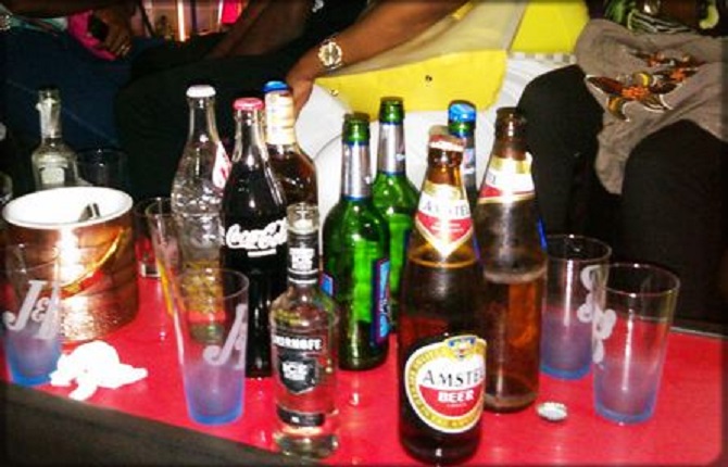 Douala: Il invite sa petite amie, elle débarque avec 5 copines et finissent en cellule pour factures impayées