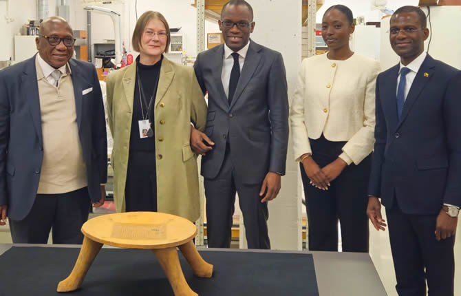 EXCLUSIF ? Restitution d?un trèsor royal : la Finlande rend un siâge sacr? du Dahomey au Bénin