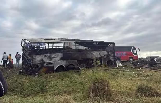 Tanzanie : un dépassement fatal, 35 morts et deux véhicules réduits en cendres en pleine nuit