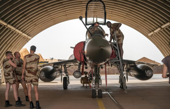 Paris remet une de ses bases militaires à N'Djamena en retirant ses troupes