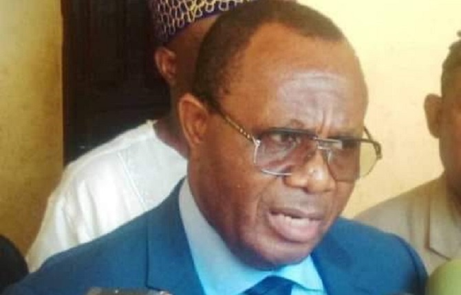 Football camerounais : Le Choc PWD-BAMBOUTOS report?, Crise institutionnelle et divisions internes