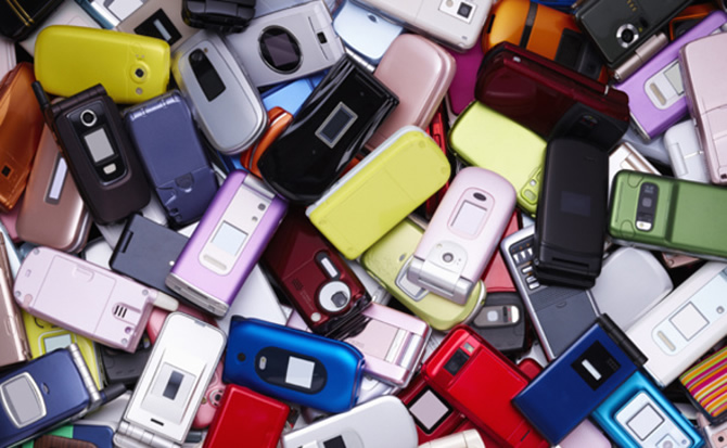 Cameroun : 13 tonnes de t?l?phones usag?s seront recycl?s en France, grâce ? un partenariat entre Orange et une ONG locale