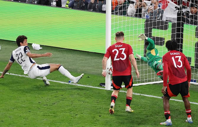 André Onana ?choue encore en finale europ?enne avec Manchester United !