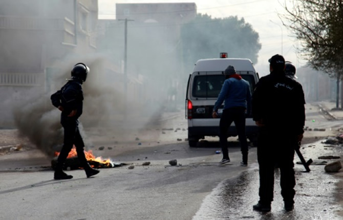 Un journaliste s'immole à Tunis, La population manifeste
