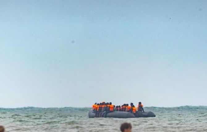 Manche : 230 migrants sur un seul bateau, un record qui embarrasse le Royaume-Uni