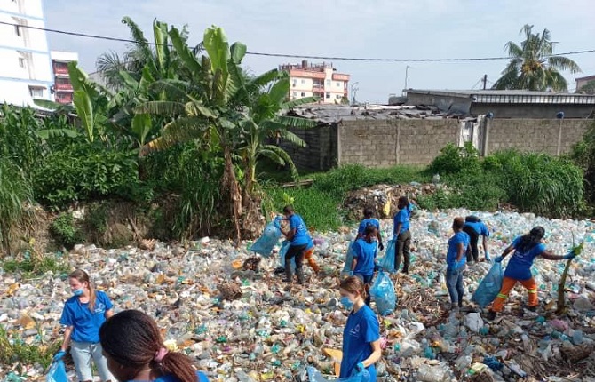Cameroun: Collecte de plastique le long de la rivière Wouri avec l?ONG River Cleanup World pour la Journée mondiale de l'environnement